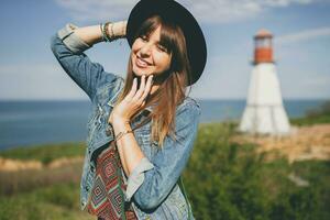 giovane donna nel natura, boemo vestito, denim giacca foto