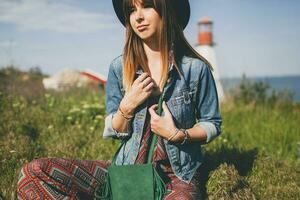 giovane donna nel natura, boemo vestito, denim giacca foto