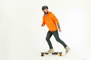 giovane fricchettone stile uomo andare con lo skateboard su elettrico skateboard foto