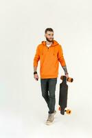 giovane fricchettone stile uomo andare con lo skateboard su elettrico skateboard foto