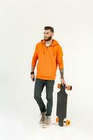 giovane fricchettone stile uomo andare con lo skateboard su elettrico skateboard foto