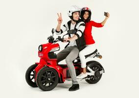 giovane attraente coppia equitazione un elettrico motocicletta scooter contento avendo divertimento insieme foto
