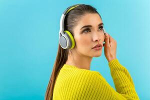 elegante giovane donna Tenere ascoltando per musica nel cuffie foto