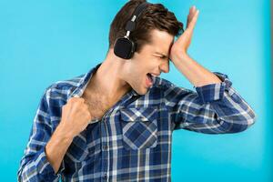 elegante giovane uomo ascoltando per musica su senza fili cuffie foto