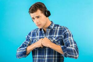 elegante giovane uomo ascoltando per musica su senza fili cuffie foto