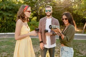 azienda di amici avendo divertimento insieme nel parco ascoltando per musica foto