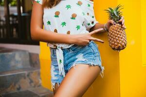 attraente sorridente donna su vacanza Tenere ananas foto