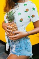 attraente sorridente donna su vacanza Tenere ananas foto