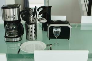 cucina tavolo nel pranzo camera domestico elettrodomestici, tostapane, caffè macchina foto