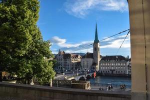 una vista del fiume limago e degli edifici storici al mattino a zurigo, in svizzera, il 17 giugno 2016. foto