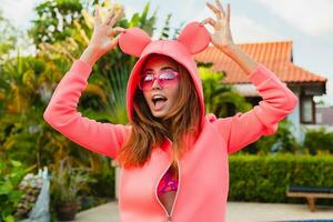 attraente donna nel colorato rosa felpa con cappuccio foto