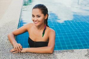 ritratto di bellissimo asiatico donna nel nero costume da bagno bagnarsi lusso terme nuoto piscina foto