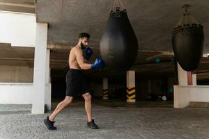 attraente bello uomo A petto nudo con atletico forte corpo su mattina fitness allenarsi esercizio foto