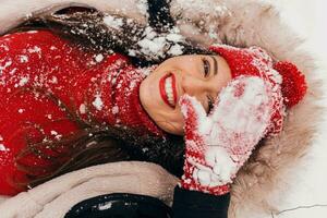 sorridente donna avendo divertimento nel inverno parco foto