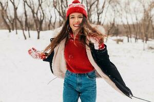 sorridente donna avendo divertimento nel inverno parco foto