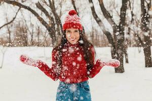 sorridente donna avendo divertimento nel inverno parco foto