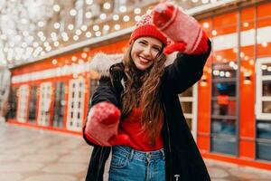 donna avendo divertimento nel Natale strada foto