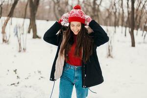 sorridente donna avendo divertimento nel inverno parco foto