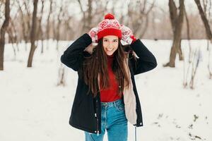 sorridente donna avendo divertimento nel inverno parco foto