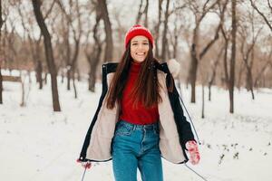 sorridente donna avendo divertimento nel inverno parco foto
