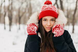 sorridente donna avendo divertimento nel inverno parco foto