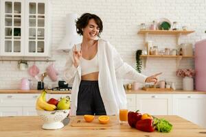 giovane bella donna cucinando a casa, mattina cucina, salutare cibo foto