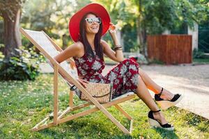 elegante donna nel stampato vestito, estate stile foto