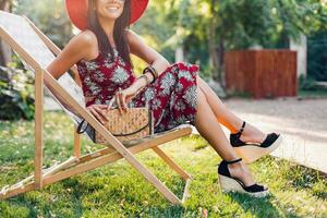 elegante donna nel stampato vestito, estate stile foto