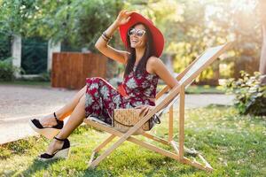 elegante donna nel stampato vestito, estate stile foto