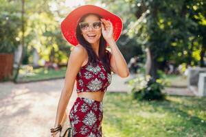 elegante donna nel stampato vestito, estate stile foto