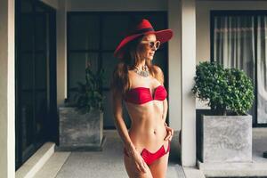 giovane donna con bellissimo sottile corpo indossare rosso bikini costume da bagno foto