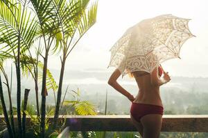 silhouette di donna con bellissimo sottile corpo foto