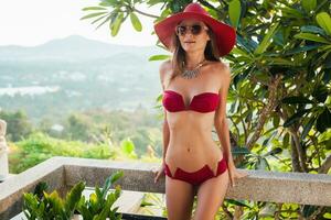 giovane donna con bellissimo sottile corpo indossare rosso bikini costume da bagno foto