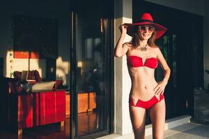 giovane donna con bellissimo sottile corpo indossare rosso bikini costume da bagno foto