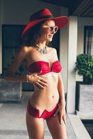 giovane donna con bellissimo sottile corpo indossare rosso bikini costume da bagno foto