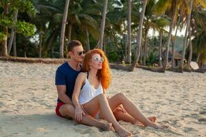 giovane coppia nel amore contento su estate spiaggia insieme avendo divertimento foto