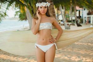giovane sexy donna nel bianca bikini costume da bagno su tropicale spiaggia foto