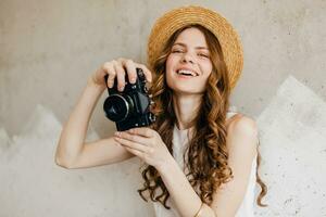 giovane bella sorridente contento donna nel cannuccia cappello Tenere Vintage ▾ foto telecamera