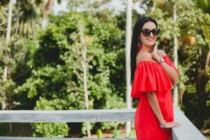 giovane elegante donna nel rosso estate vestito foto