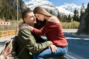 giovane fricchettone coppia nel amore su inverno vacanza nel montagne foto