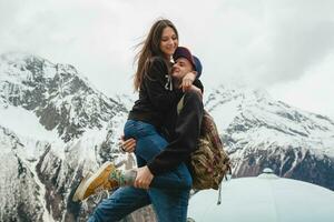 giovane fricchettone coppia nel amore su inverno vacanza nel montagne foto