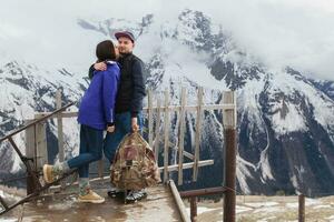 giovane fricchettone coppia nel amore su inverno vacanza nel montagne foto