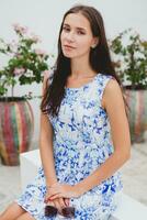 giovane elegante bellissimo donna nel blu stampato vestito estate stile foto