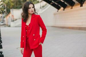 elegante donna a piedi nel strada foto