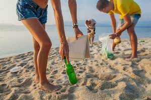 giovane persone amici raccolta su spazzatura e spazzatura su tropicale spiaggia foto