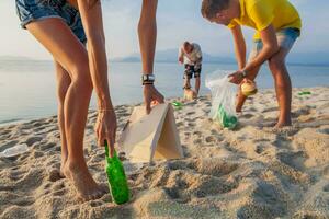 giovane persone amici raccolta su spazzatura e spazzatura su tropicale spiaggia foto