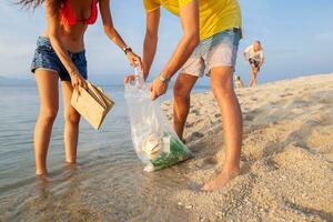 giovane persone amici raccolta su spazzatura e spazzatura su tropicale spiaggia foto