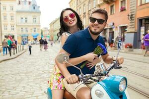 giovane bellissimo fricchettone coppia equitazione su motocicletta città strada foto