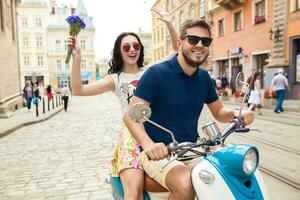 giovane bellissimo fricchettone coppia equitazione su motocicletta città strada foto