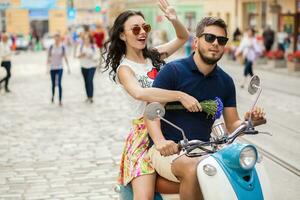 giovane bellissimo fricchettone coppia equitazione su motocicletta città strada foto